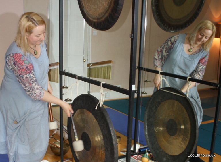 66. Knygos metinių ir pirmųjų viešų gongų maudynių Londone proga